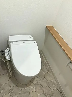 トイレ　落ち着いた色調のトイレです