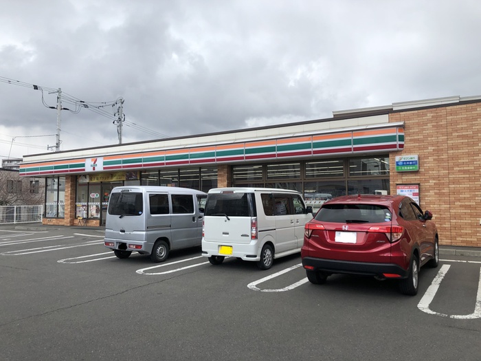 コンビニ　セブンイレブン（コンビニ）まで550m