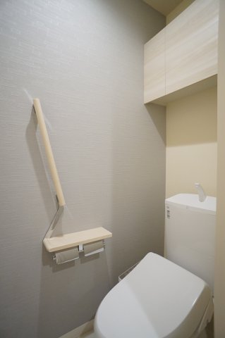 トイレ　温水洗浄便座♪上部には棚あり♪