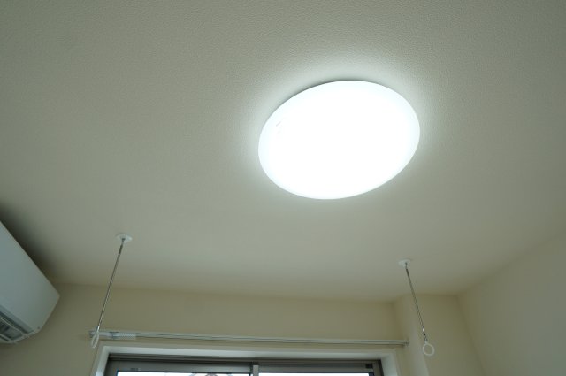 その他設備　室内物干し竿掛け♪全室照明設置済み