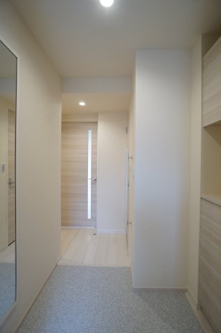 居室・リビング　玄関にはゆとりのシューズＢＯＸと姿見♪