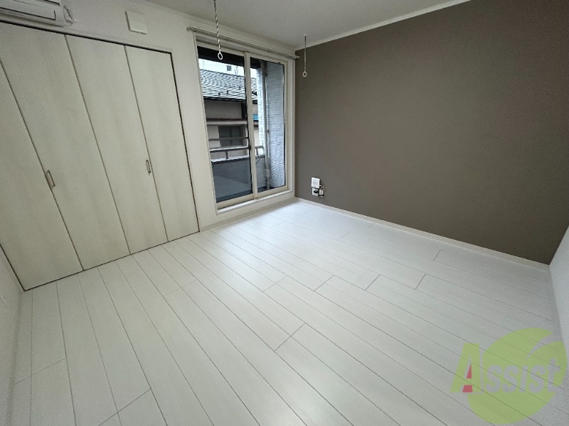 居室・リビング　白を基調としたおしゃれなリビングスペースです。