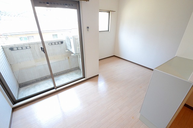 その他部屋・スペース　日当たりも良好の洋室☆収納もあります♪