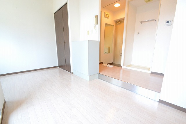 居室・リビング　日当たりも良好の洋室☆収納もあります♪