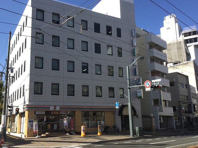 コンビニ　セブンイレブン広島家庭裁判所前店（コンビニ）まで710m