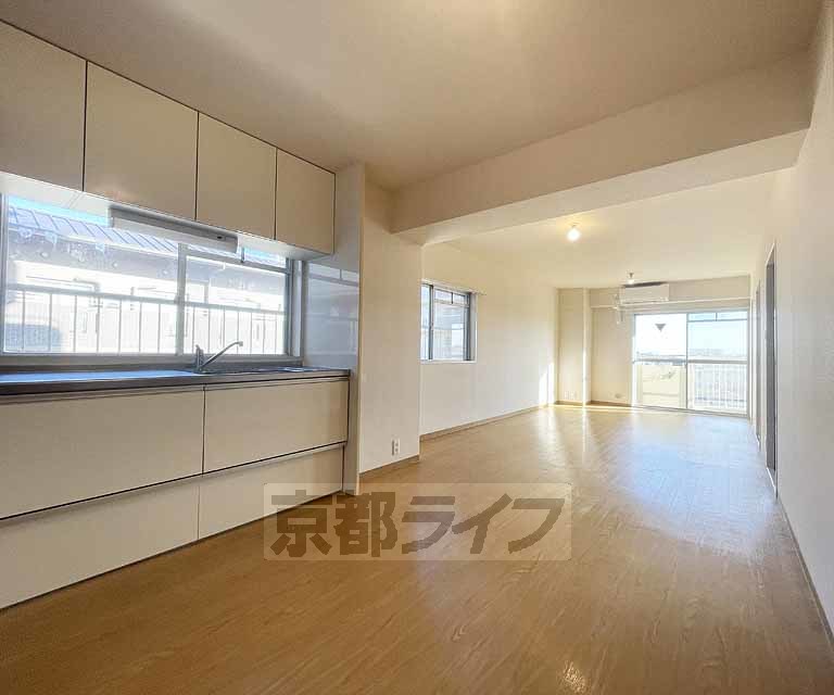 居室・リビング　広々とした１６帖の洋室です。