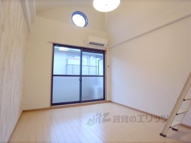 居室・リビング　７．３帖のお部屋です。