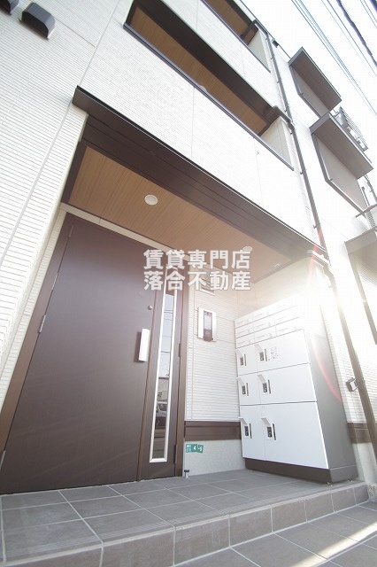 エントランス　オートロック付きで安心♪便利な宅配ボックス完備♪
