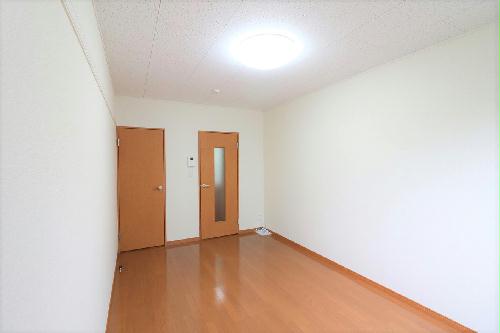 居室・リビング　他一部、号室では家具家電付きのお部屋もご用意しております。