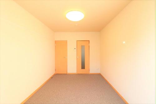 居室・リビング　１Ｆはフローリング仕様・２Ｆは絨毯仕様になります。