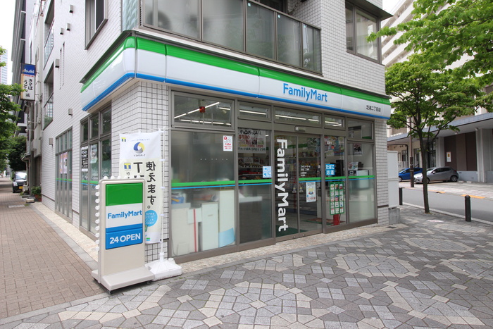 コンビニ　ファミリーマート（コンビニ）まで160m