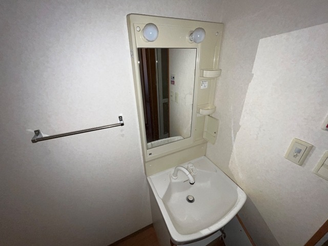 洗面設備　明るい洗面所です