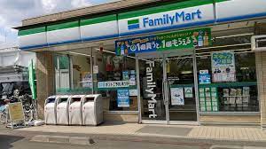 コンビニ　ファミリーマート（コンビニ）まで321m