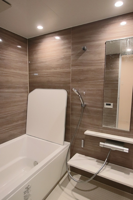 バス・シャワールーム　ブラウン調のパネルが落ち着いた雰囲気を演出します