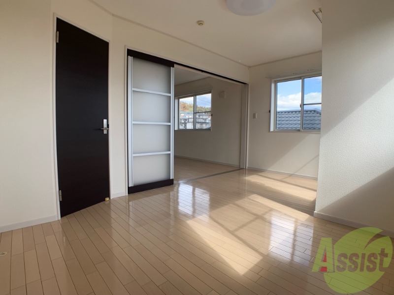 居室・リビング　南向きなので、晴れている日は電気を点けなくても良さそう！