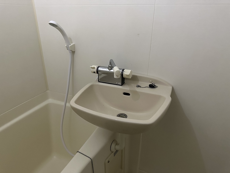 バス・シャワールーム　奥行たっぷりベッド下収納