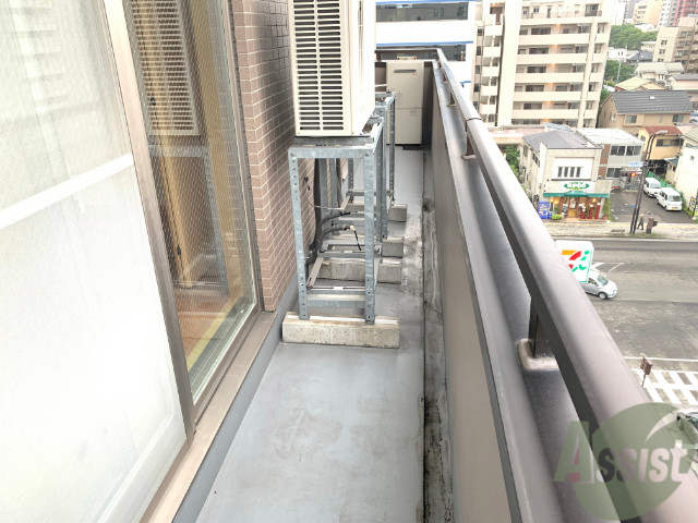 バルコニー　幅があり広めの印象でした。のびのびと作業が出来そうです。