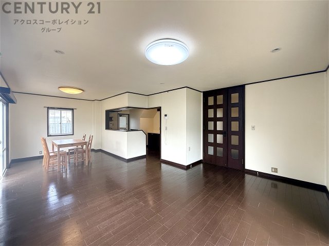 居室・リビング　広々とした採光の良いリビングです♪