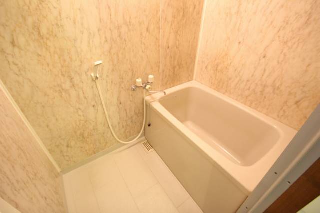 バス・シャワールーム　清潔感あるバスルーム