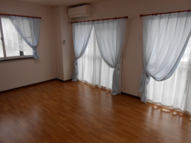 居室・リビング　南西面リビング（エアコン完備）・南面に換気採光窓あり