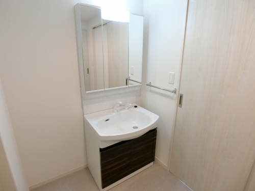 洗面設備　同物件の同間取のお写真です。現況優先でお願いします。