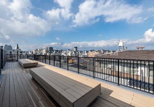 トイレ　共用の屋上テラス