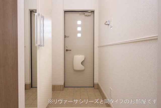 玄関　※建築中のため、同シリーズの写真をご参照下さい。