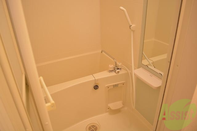 バス・シャワールーム　真っ白浴室