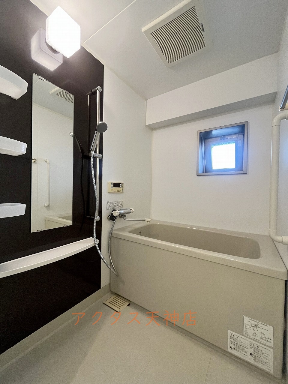 バス・シャワールーム　「窓」もあり、女性に人気です。