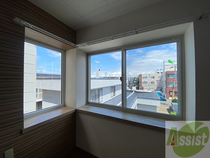 バルコニー　窓が大きいので風の通りが良さそうですね！！