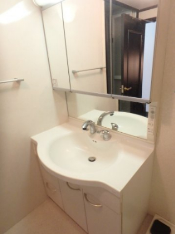 洗面設備　三面鏡タイプの洗面台