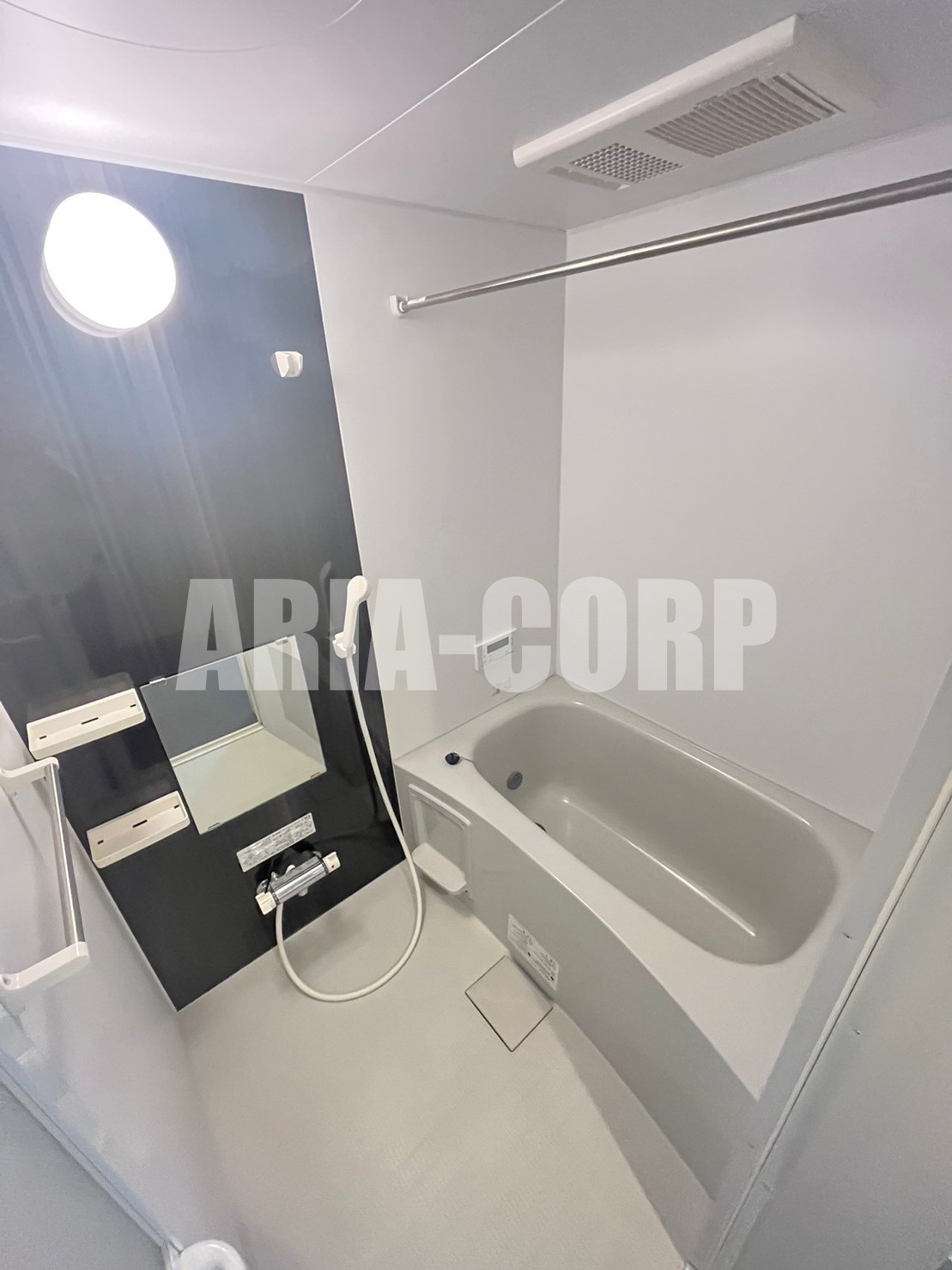 バス・シャワールーム　追焚き浴室乾燥付。カラーパネル採用でお洒落なバスルームです。