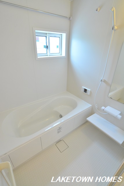 バス・シャワールーム　小窓のある追い焚き＆浴室乾燥機付の広めの浴室です。