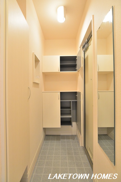 玄関　玄関ホールと玄関収納です。