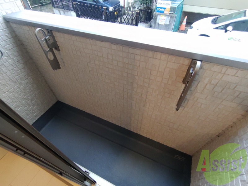 バルコニー　バルコニーはこちら。洗濯物を干すスぺースがありますね。