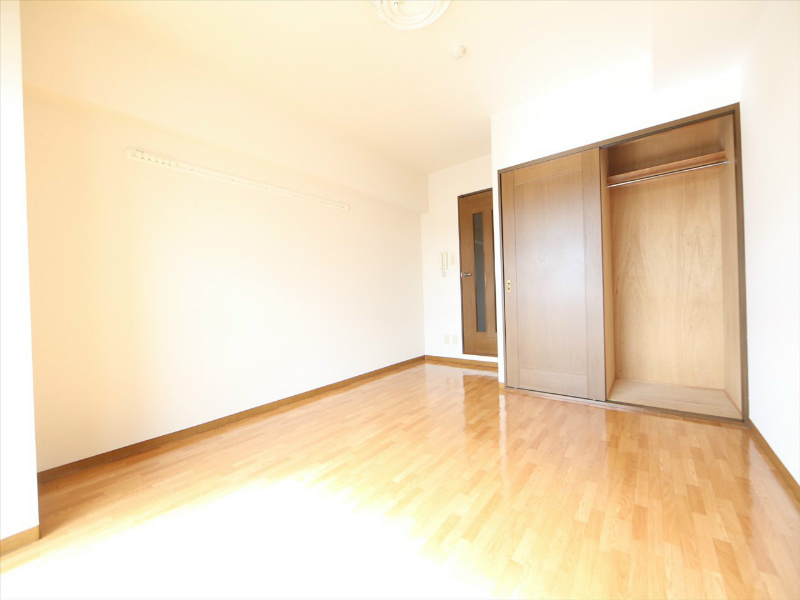 居室・リビング　洋室8.7帖　クローゼット付（収納充実してます）