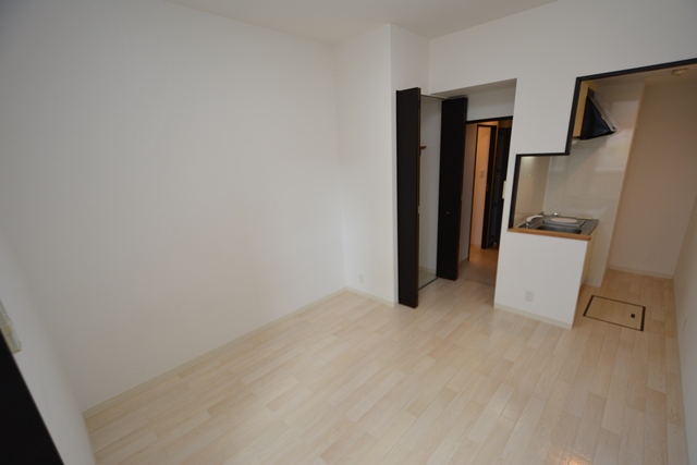 居室・リビング　西向きエアコン付きの洋室です♪