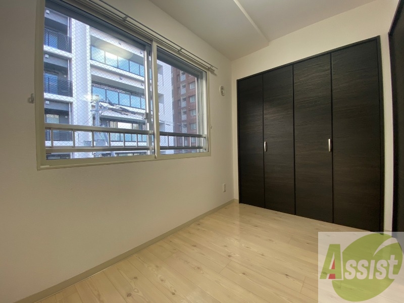 その他部屋・スペース　４帖の洋室です。広々として、きれいですね。