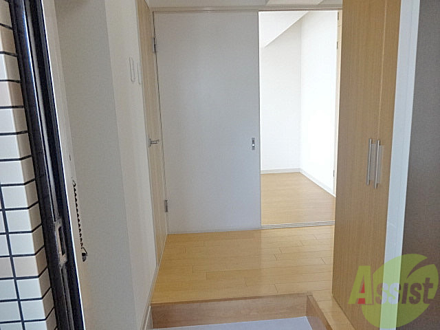 玄関　こちらのお部屋は角部屋ですよ。人気の南桜塚小学校まで徒歩３分