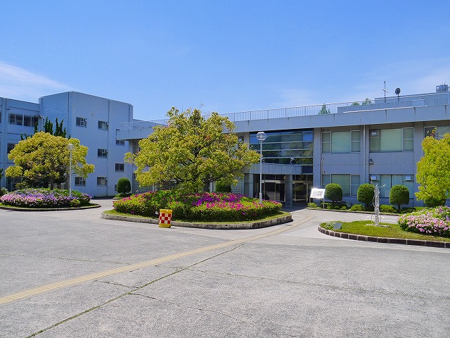 中学校　奈良女子大学附属中等教育学校（中学校）まで586m