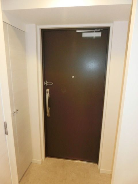 玄関　玄関にはシューズボックスあります