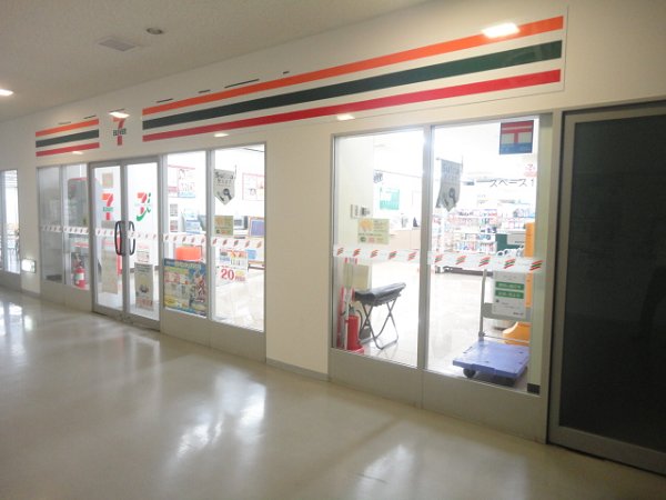 コンビニ　セブンイレブン（コンビニ）まで564m