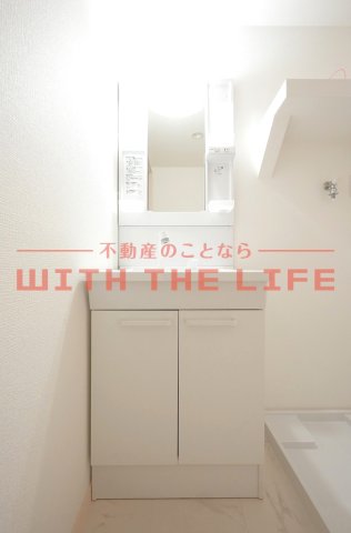 洗面設備　独立洗面化粧台が付いています