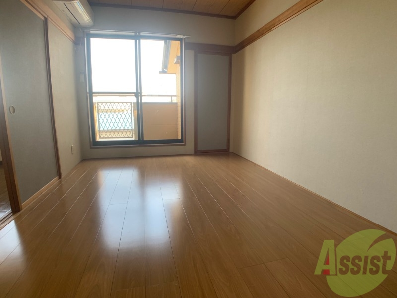 居室・リビング　リビングは６帖洋室で日差しがよく入りますね。