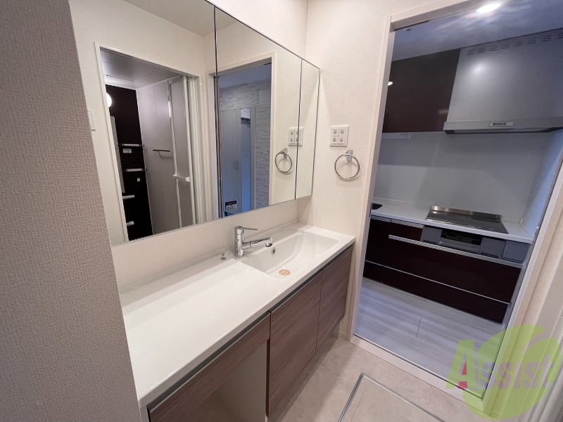 洗面設備　洗面台はこちら、広々して使いやすそうですね。