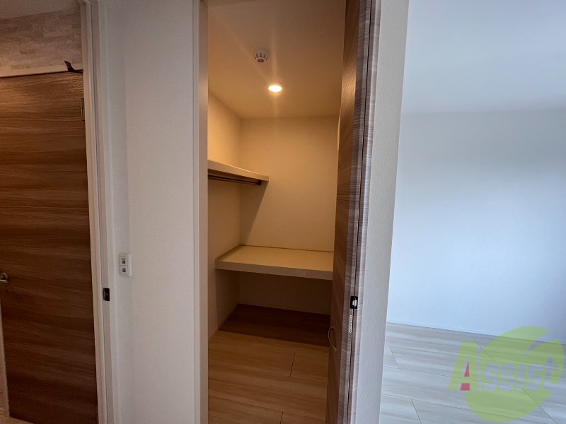 玄関　こちらはウォークインクローゼットです。広くて憧れですね。