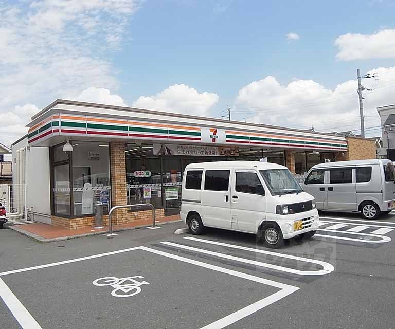 コンビニ　セブンイレブン向日寺戸店（コンビニ）まで700m
