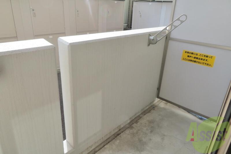 バルコニー　晴れた日には布団も干せてポカポカですね。