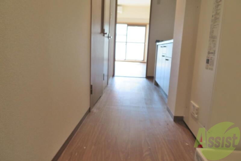 玄関　リビングからの光も入り明るい玄関ですね。