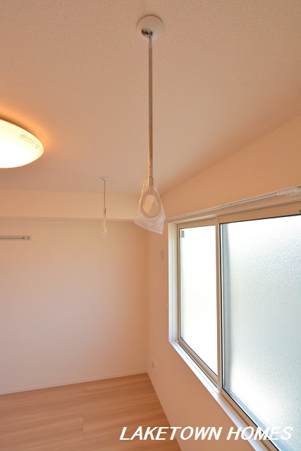 その他部屋・スペース　洋室に室内物干しがあります。